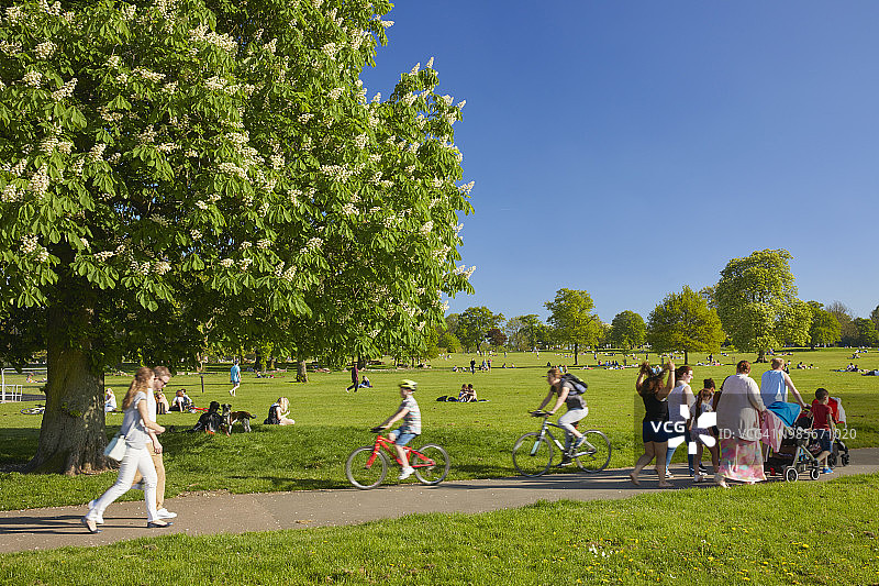 人们在英国伦敦布罗克韦尔公园享受阳光图片素材