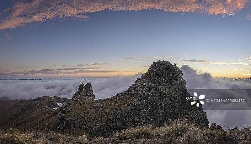 德拉肯斯堡乌卡兰巴国家公园女巫观景点迷人的日出，巨石山高耸于积云覆盖的底部。完整的彩色水平景观图像图片素材