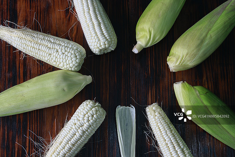 木质背景上的白色玉米图片素材