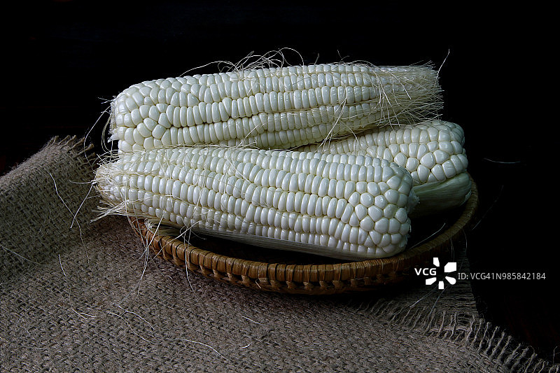 木质背景上的白色玉米图片素材