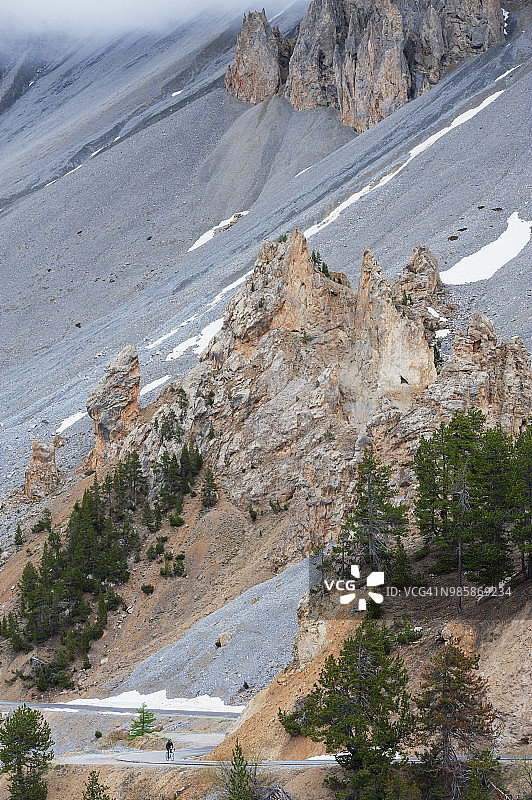 骑行者沿着法国上阿尔卑斯伊佐尔山隘骑行图片素材