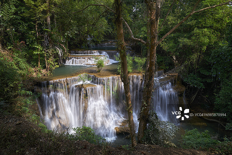 泰国伊拉旺国家公园美丽瀑布图片素材