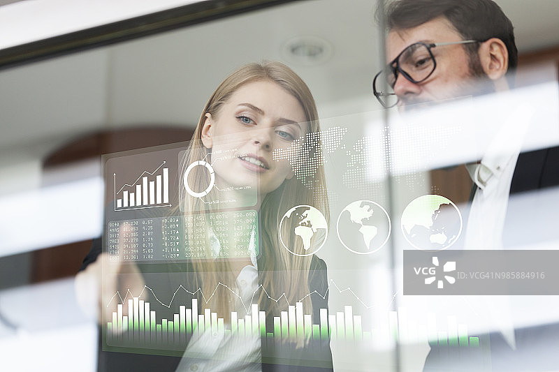 商务人士在现代界面上讨论利润图片素材