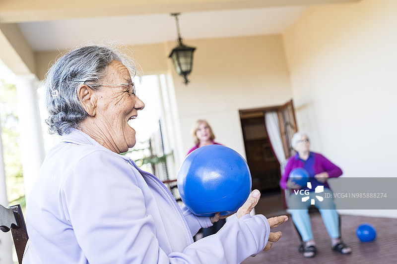 老年妇女在健身课上大笑图片素材