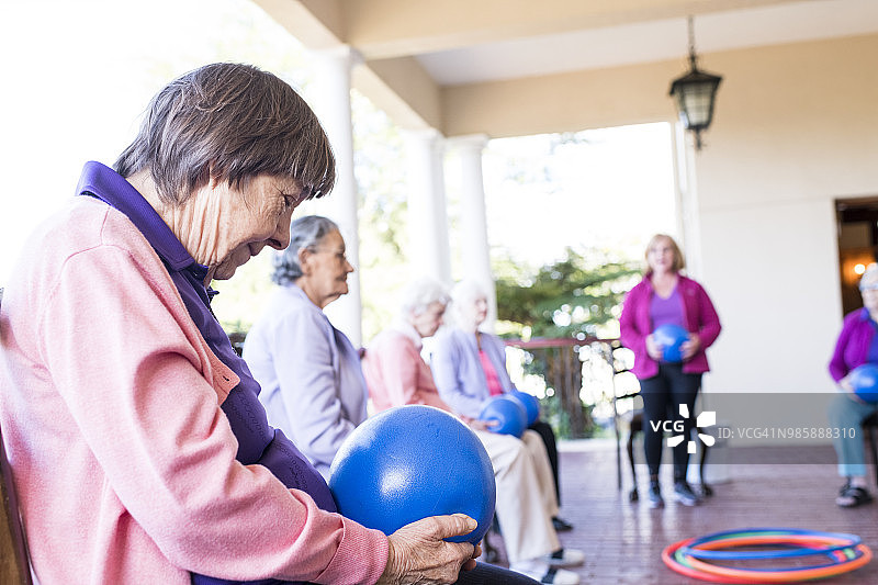 老年妇女手持健身球的侧视图图片素材