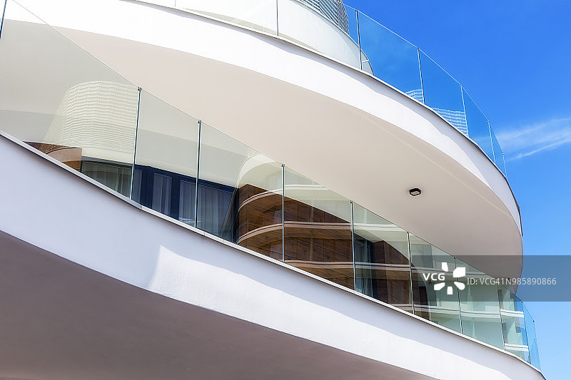 现代白色公寓楼，配有大型白色阳台图片素材