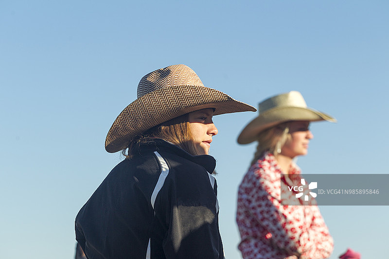 在圣奎因盐湖城犹他州与马在一起的年轻女牛仔图片素材