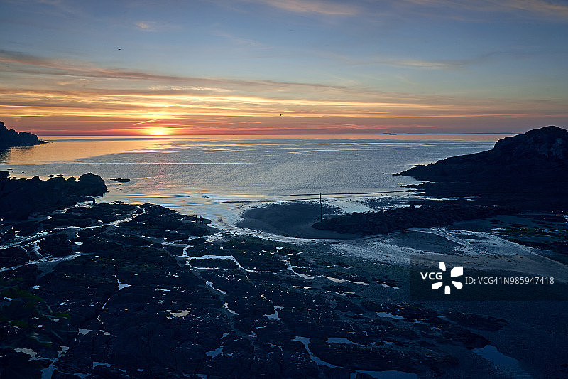 日落时分德文郡海岸线的鸟瞰图图片素材