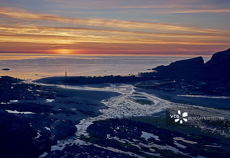 日落时分康布马丁沿海城镇的河口景观图片素材