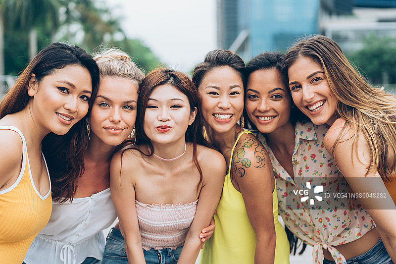 城市中的美丽女性图片素材