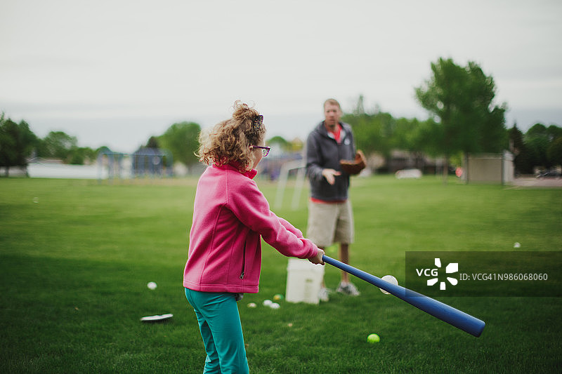 女孩打棒球图片素材