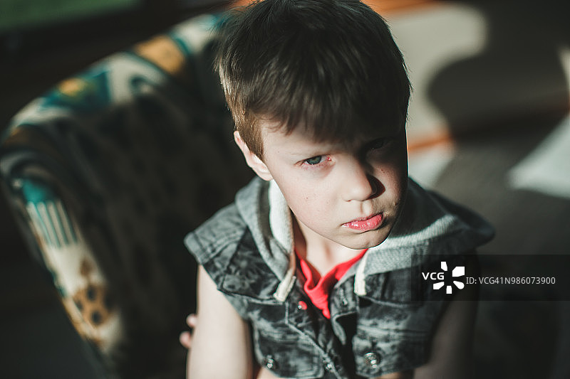 生气的男孩看着镜头图片素材