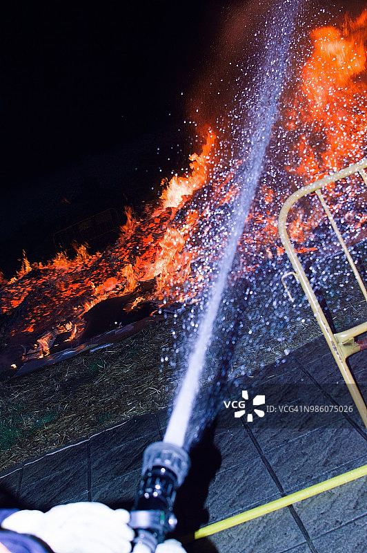 圣胡安节日的庆祝活动 - 消防员灭火图片素材