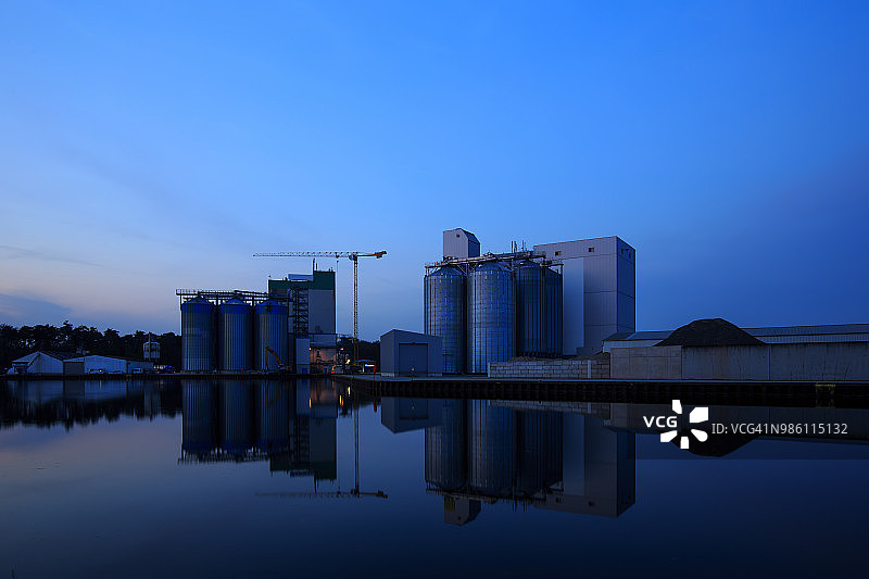 工业筒仓建筑（德国北莱茵-威斯特法伦州莱茵市）图片素材