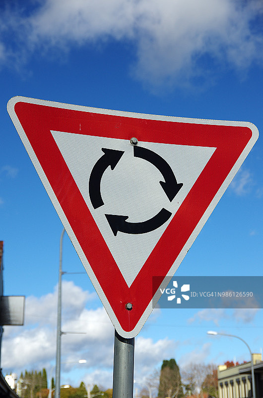 让行环岛交通标志图片素材