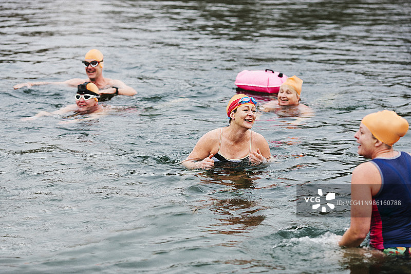 湖中游泳者群像图片素材