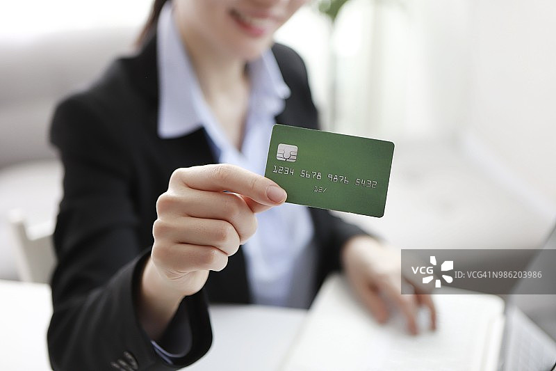 用信用卡在网上购物的女商人图片素材