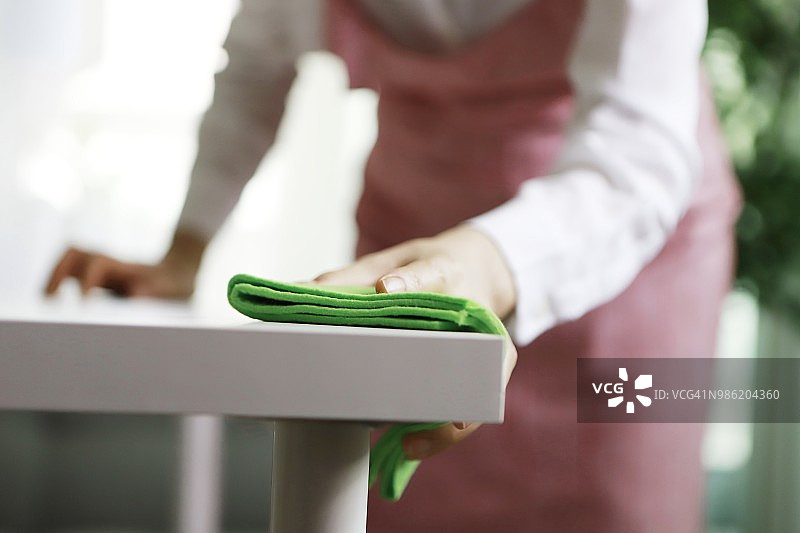 女人清洁桌子图片素材