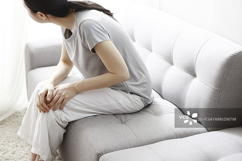 患有膝盖疼痛的女人图片素材