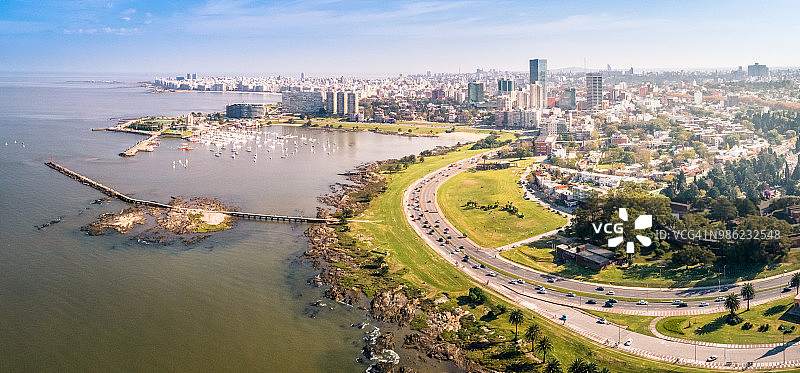 乌拉圭蒙得维的亚海岸线、德尔布塞托小港和波西托斯社区高角度航拍图片素材