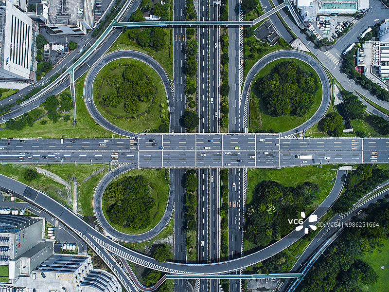 交错的公路与城镇树木的景色图片素材