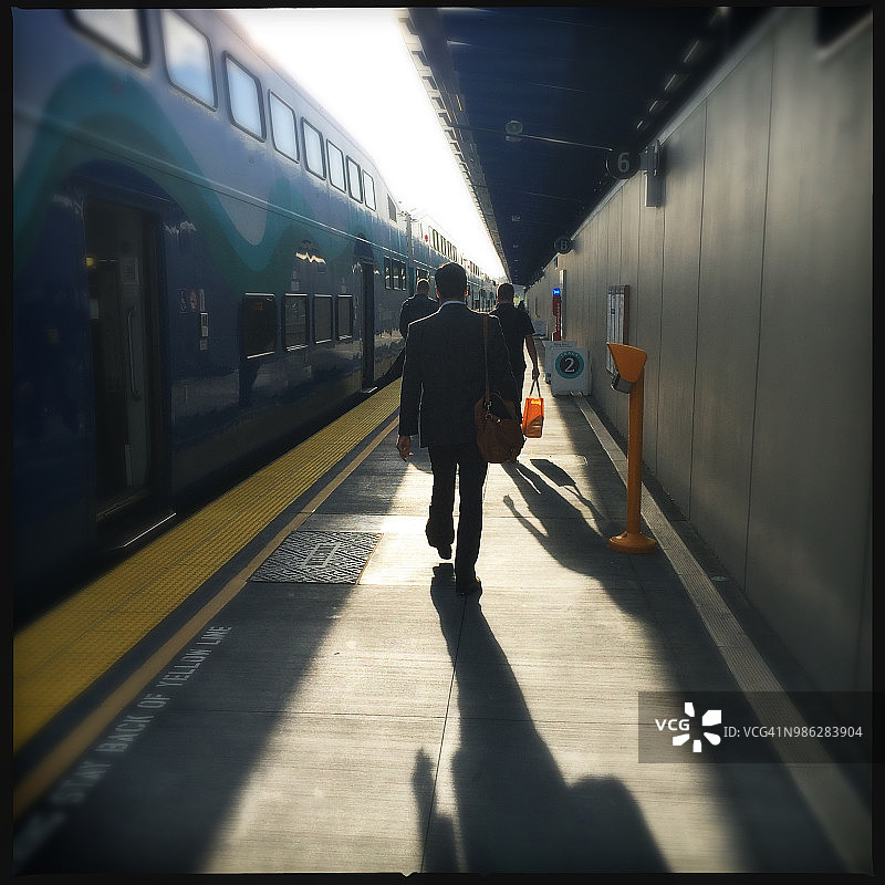 男人走向火车图片素材
