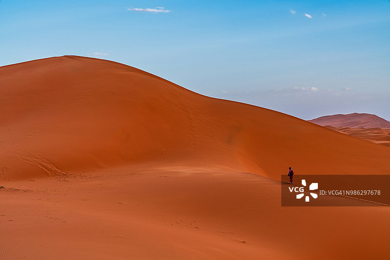 在摩洛哥撒哈拉沙漠的游客图片素材