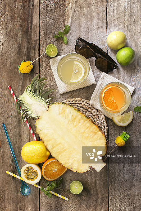 色彩鲜艳的水果和果汁图片素材