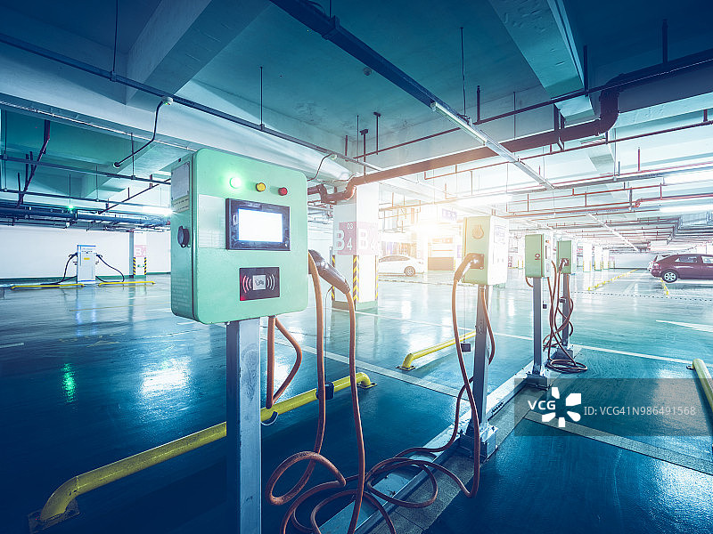 电动汽车停车位和充电站图片素材