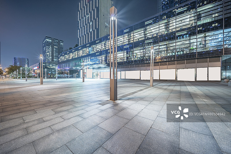 现代建筑旁的空旷广场图片素材