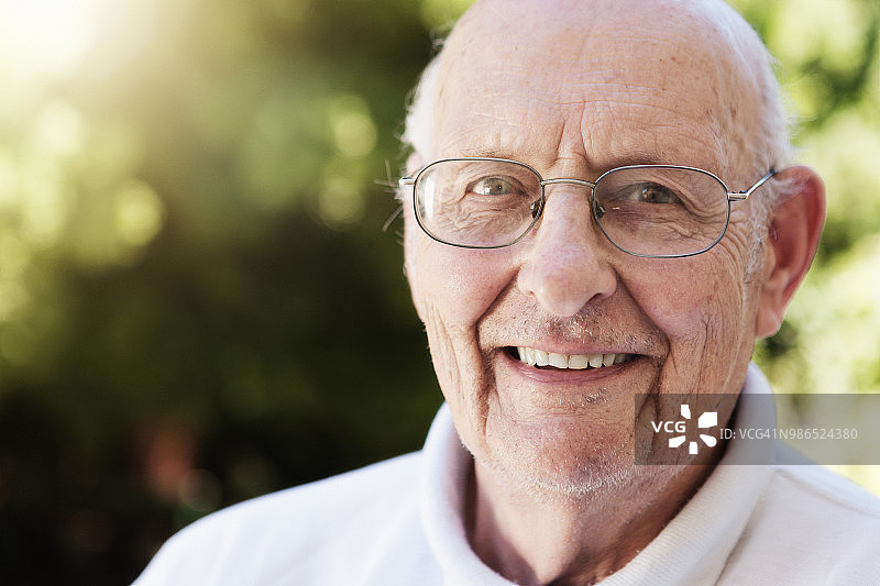 快乐微笑的老年男人的肖像图片素材