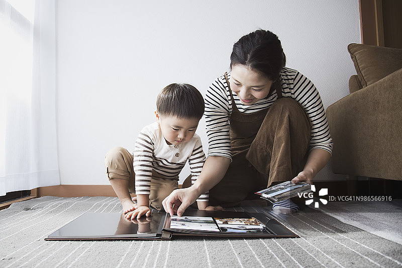 母子一起制作相册图片素材