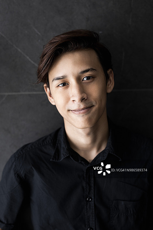 男孩靠在灰色墙壁上图片素材