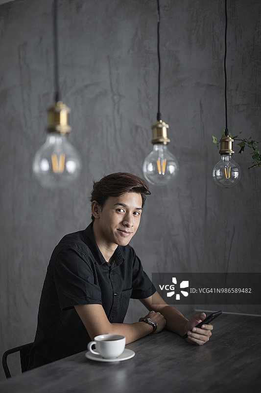 小男孩坐在厨房的桌子旁图片素材