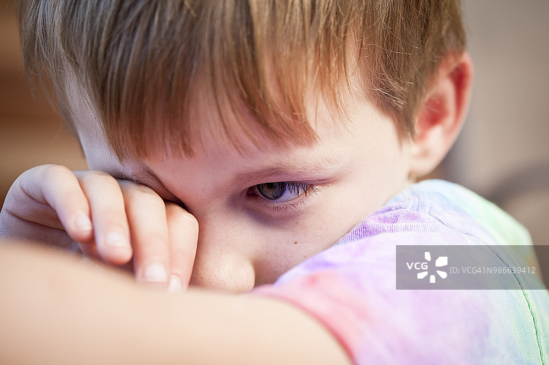 男孩揉眼睛图片素材