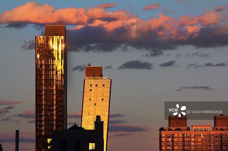 纽约市第一大道和第35街的铜 building，日落时分图片素材