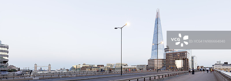 伦敦城市天际线与前景道路图片素材