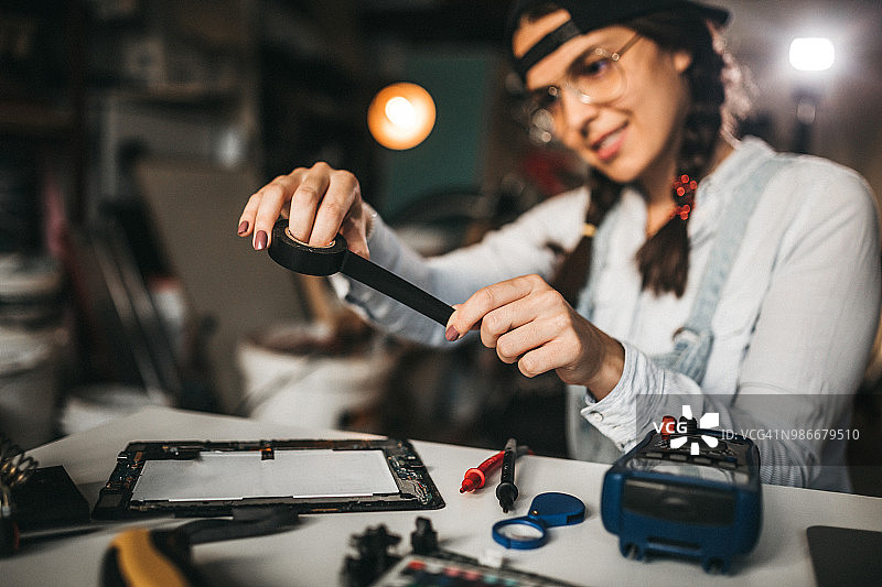 年轻女工程师工作场景图片素材