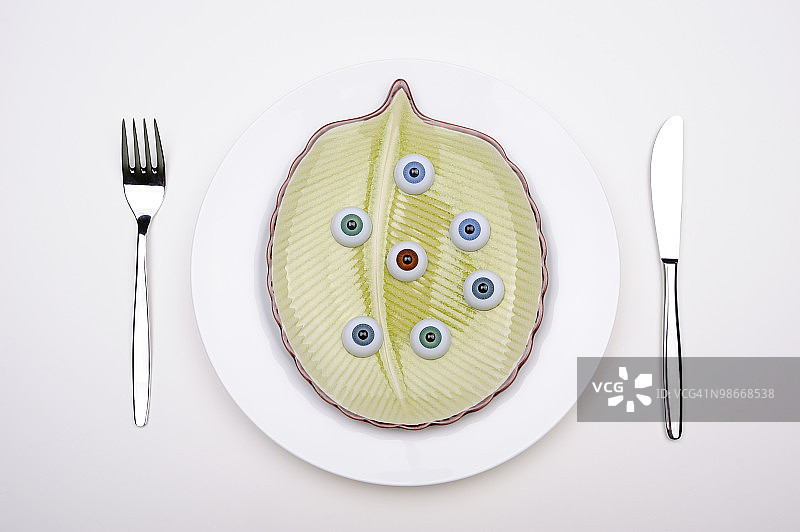 盘子上的眼球图片素材