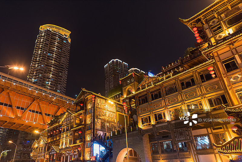 重庆洪崖洞夜景低角度拍摄图片素材