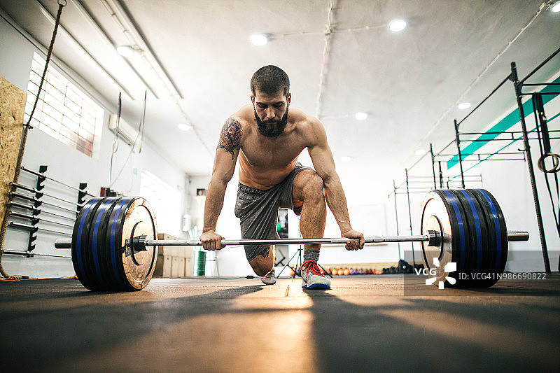 在健身房举重的男人图片素材