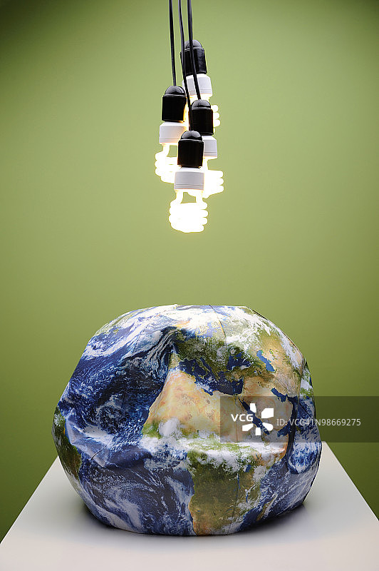 地球仪上的灯泡图片素材