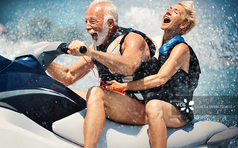 老年夫妇玩水上摩托图片素材