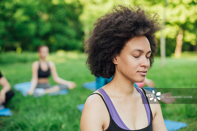 闭着眼睛的平静女人图片素材