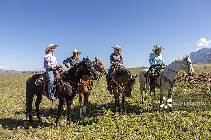 在犹他州盐湖城圣塔金谷聚集的牛仔女郎图片素材