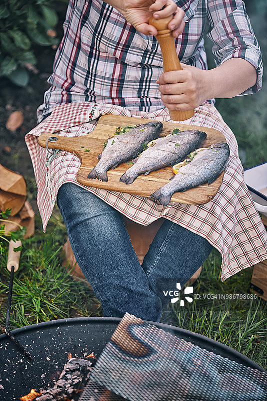 准备烹饪的烤鱼图片素材