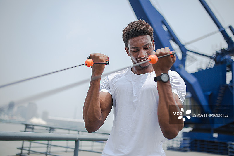 户外拉绳的健康运动员图片素材