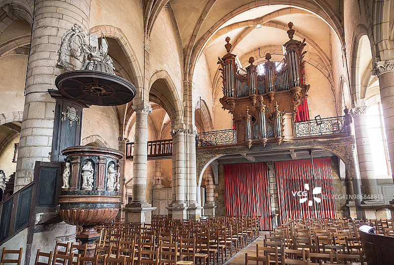 勃艮第圣让德洛斯讷的施洗者约翰教堂的中殿、管风琴和讲坛图片素材