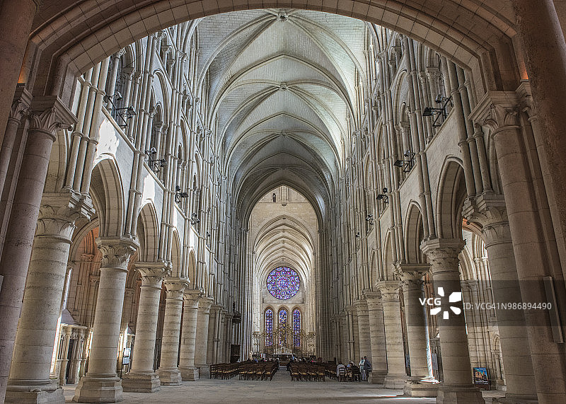 法国埃纳省兰市圣雅各之路，巴黎圣母院大教堂中殿图片素材