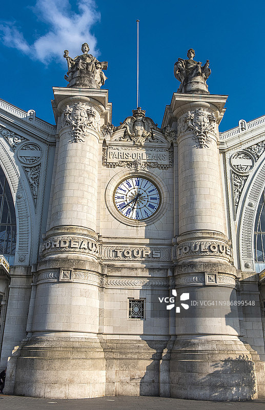 法国图尔火车站的波尔多和图卢兹雕像图片素材